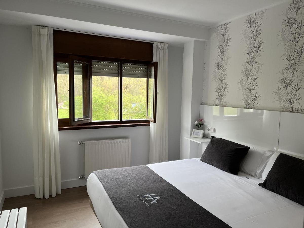 Hotel Avelina Onís Eksteriør billede